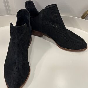 GUC Vince Camuto Black Perforated Ankle Booties